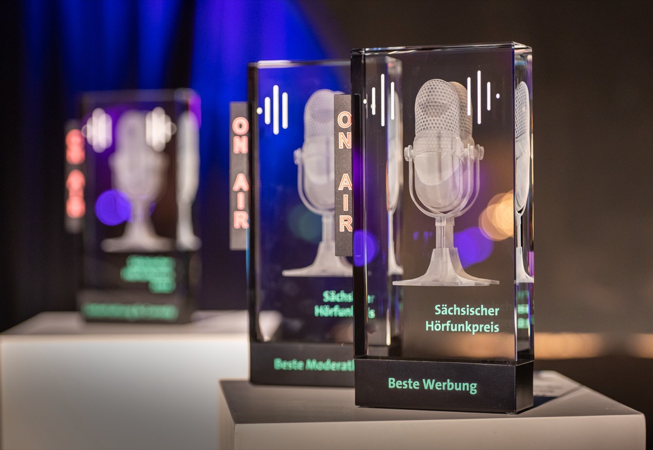 Trophäen des Sächsischen Hörfunkpreises – gravierte Mikrofone in Glasquadern (Foto: LxPRESS)